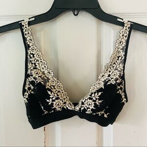 NWOT WACOAL embrace lace black lace floral bralette bra size 32A